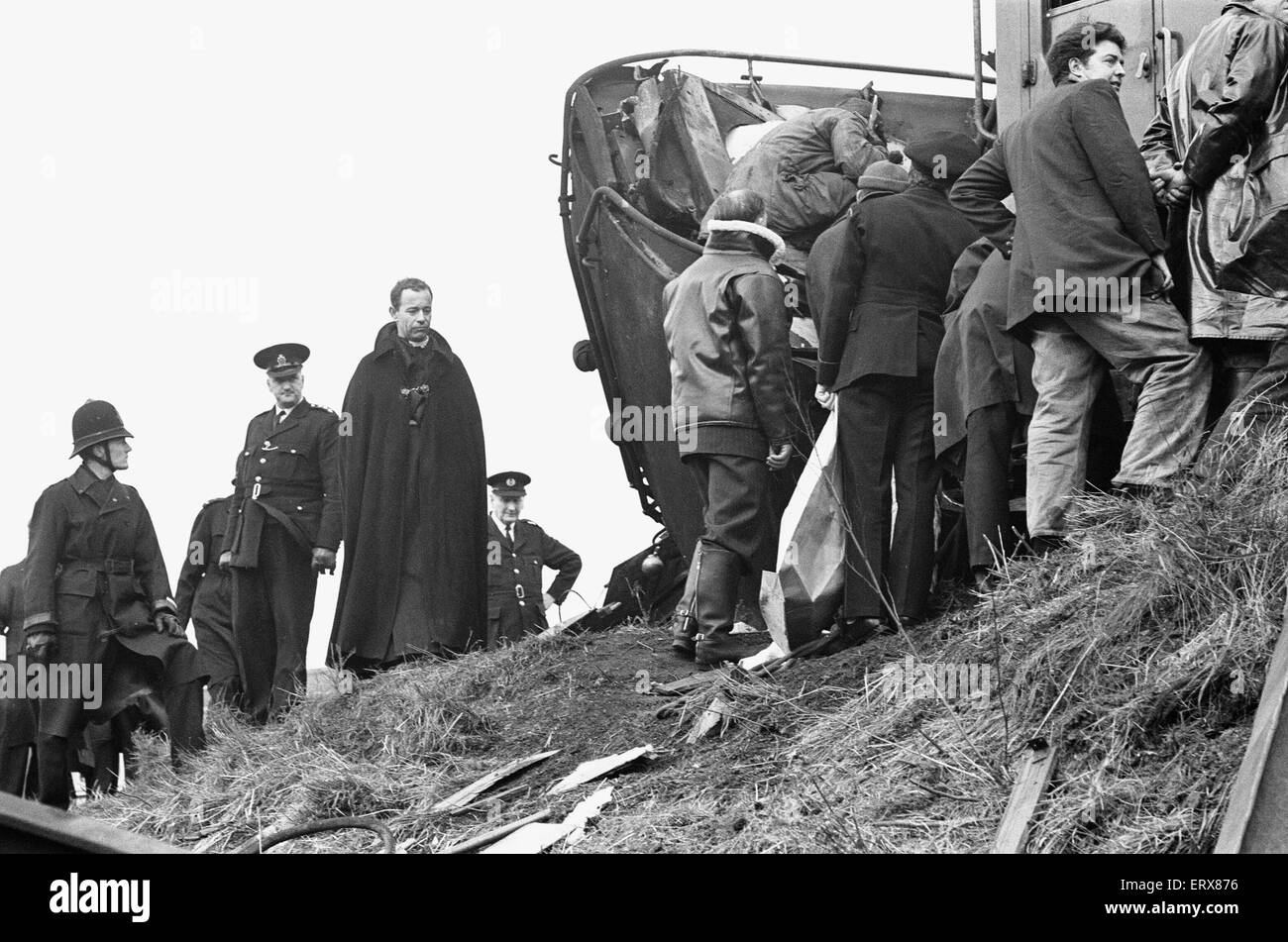 Hither Green train crash. Le dimanche 5 novembre 1967 le 19:43 Hastings à Charing Cross service composé de 12 voitures à voyageurs ont déraillé à 21:16 peu avant la St Mildred's Road railway bridge près de centre d'entretien vert ici. La première paire de roues du troisième entraîneur furent anéantis par un rail rompu provoquant onze entraîneurs à dérailler et quatre de ceux à se tourner sur le côté. C'était une longue de dimanche soir et il y avait des passagers debout dans le train. Quarante-neuf passagers ont été tués et 78 blessés 27 détenues à l'hôpital. La plupart des victimes avaient été voyager Banque D'Images