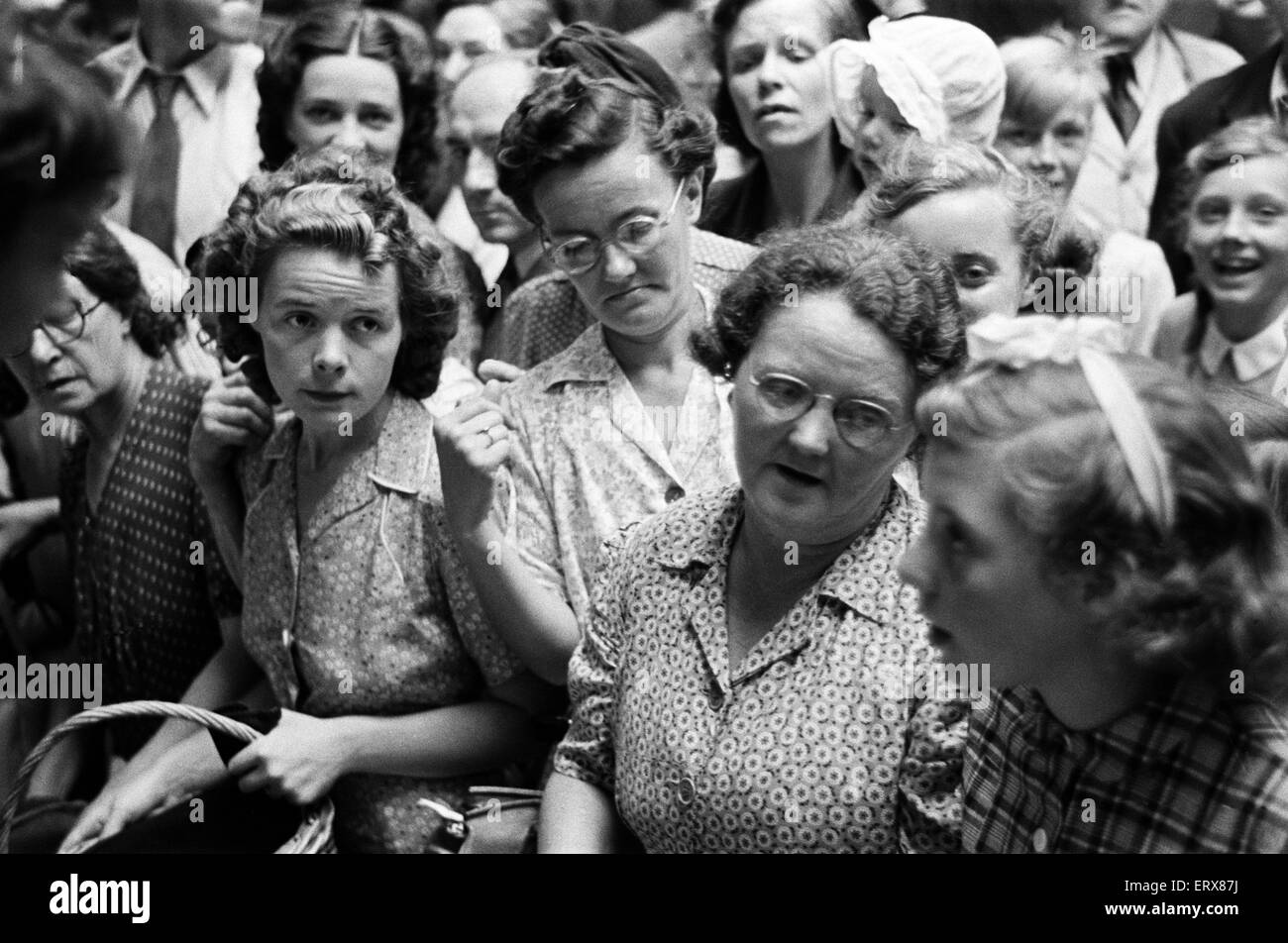 Clients à un prix juste aux producteurs "Marché aux Légumes". East Grinstead, Sussex de l'Ouest, août 1947.Les clients à un "juste prix aux producteurs de légumes du marché'. East Grinstead, Sussex de l'Ouest, août 1947. Banque D'Images