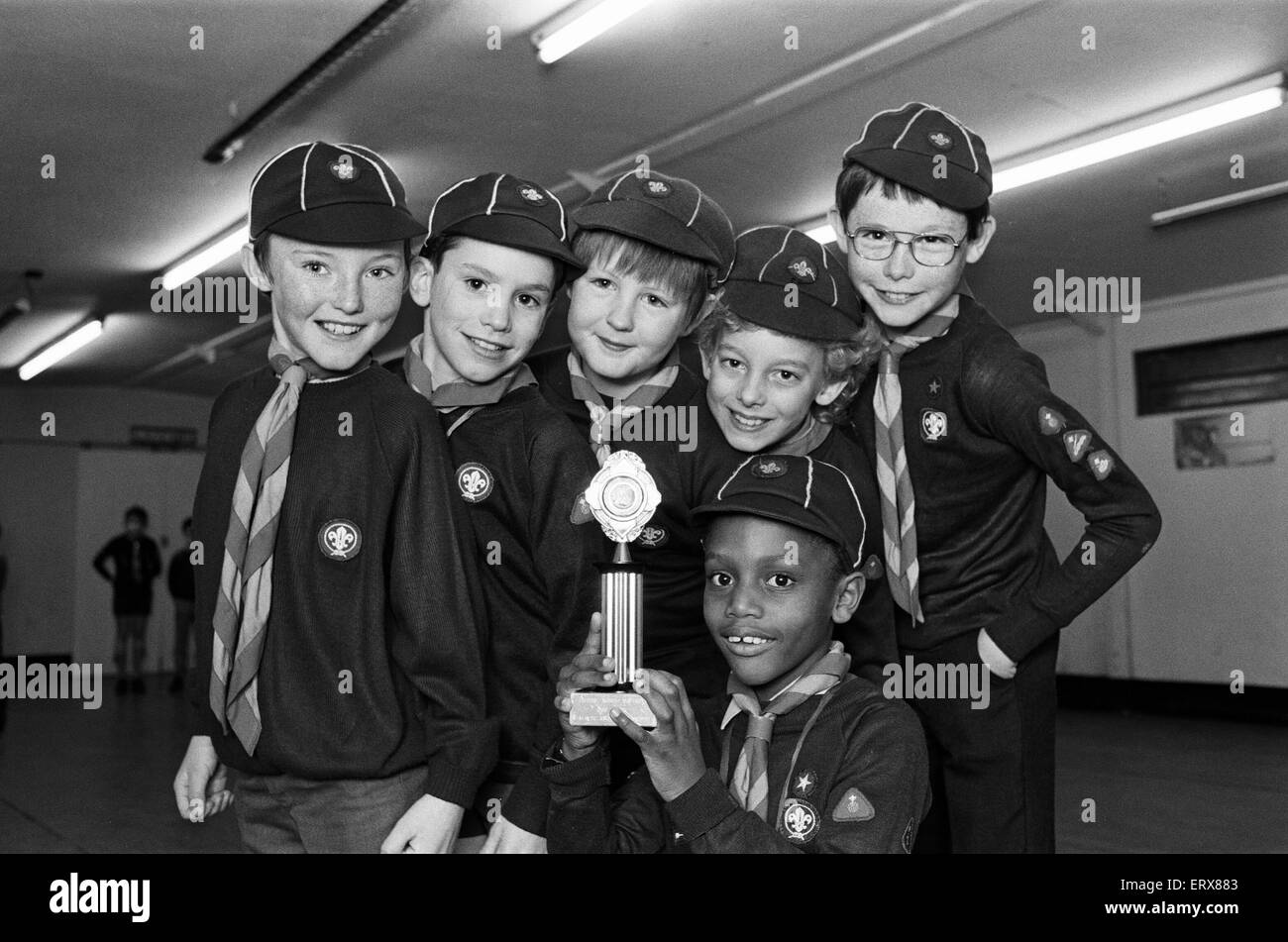 Huddersfield 18 oursons avec le trophée qu'ils ont gagné après avoir remporté le Huddersfield North District Cub Six un football à la concurrence, 25 janvier 1989. Banque D'Images