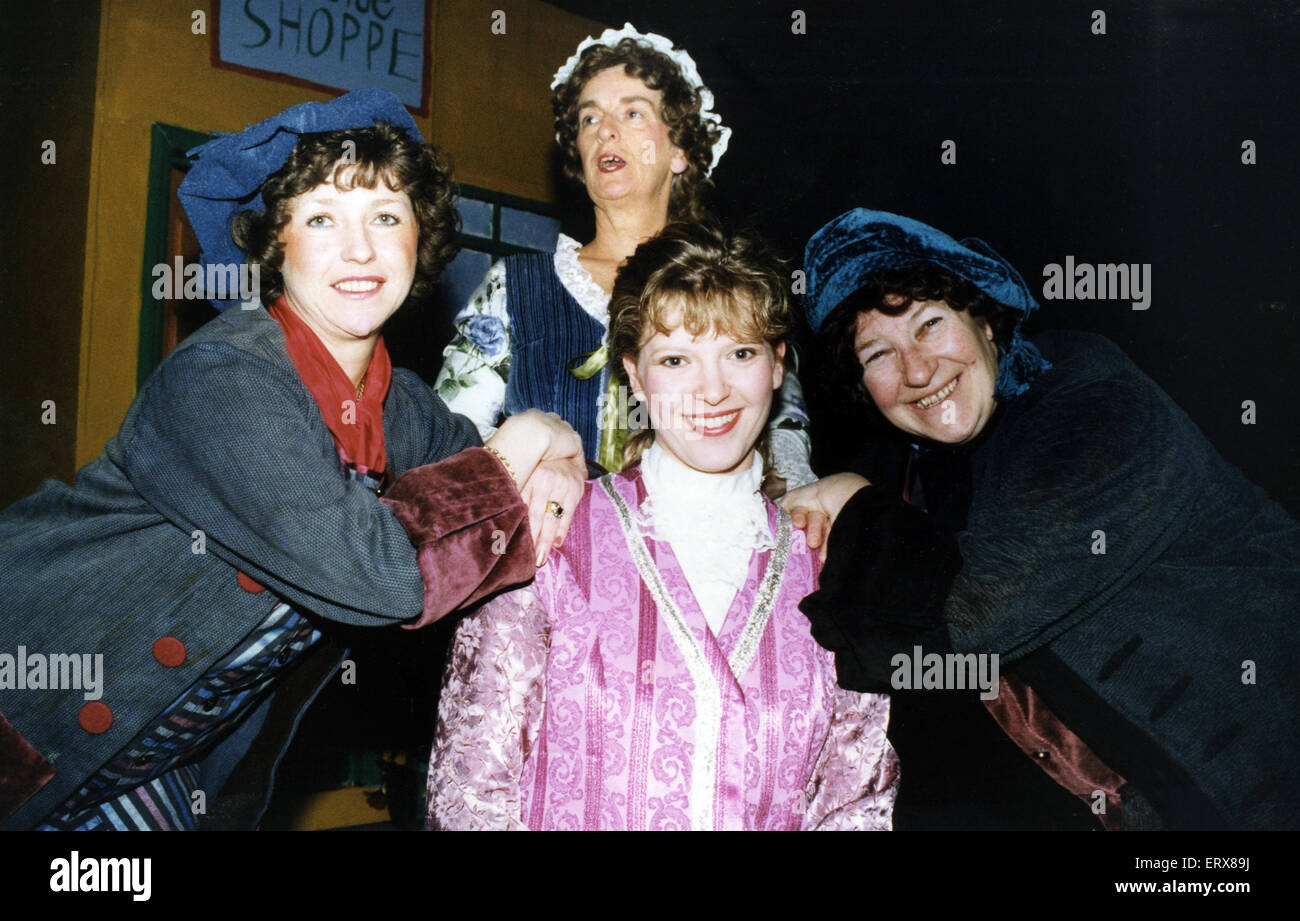 Teresa Burton (Cyrill), Nancy (Chilver Hyacinth), Rachel Flack (Prince Charmant) et Margaret Seaman (Cedric) font leur apparition dans la pantomime de Cendrillon qui se tiendra à l'Middlesbrough Little Theatre. Le 28 décembre 1992. Banque D'Images