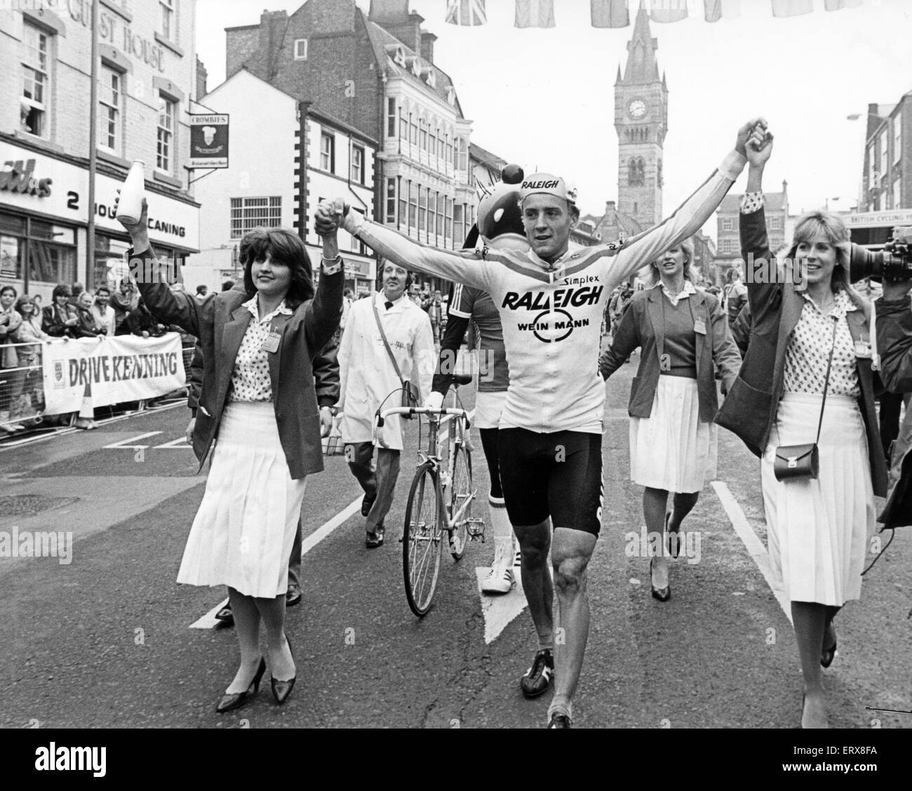 Records, Malcolm Elliott de Sheffield, a son bras levés en altitude en triomphe après être devenu le premier pilote à gagner 8 victoires d'étapes dans le lait de la race, à la suite de sa victoire dans un sprint de fin de l'York - stade de Darlington, le 6 juin 1984. La visite de la Grande-Bretagne. La randonnée à vélo. Banque D'Images