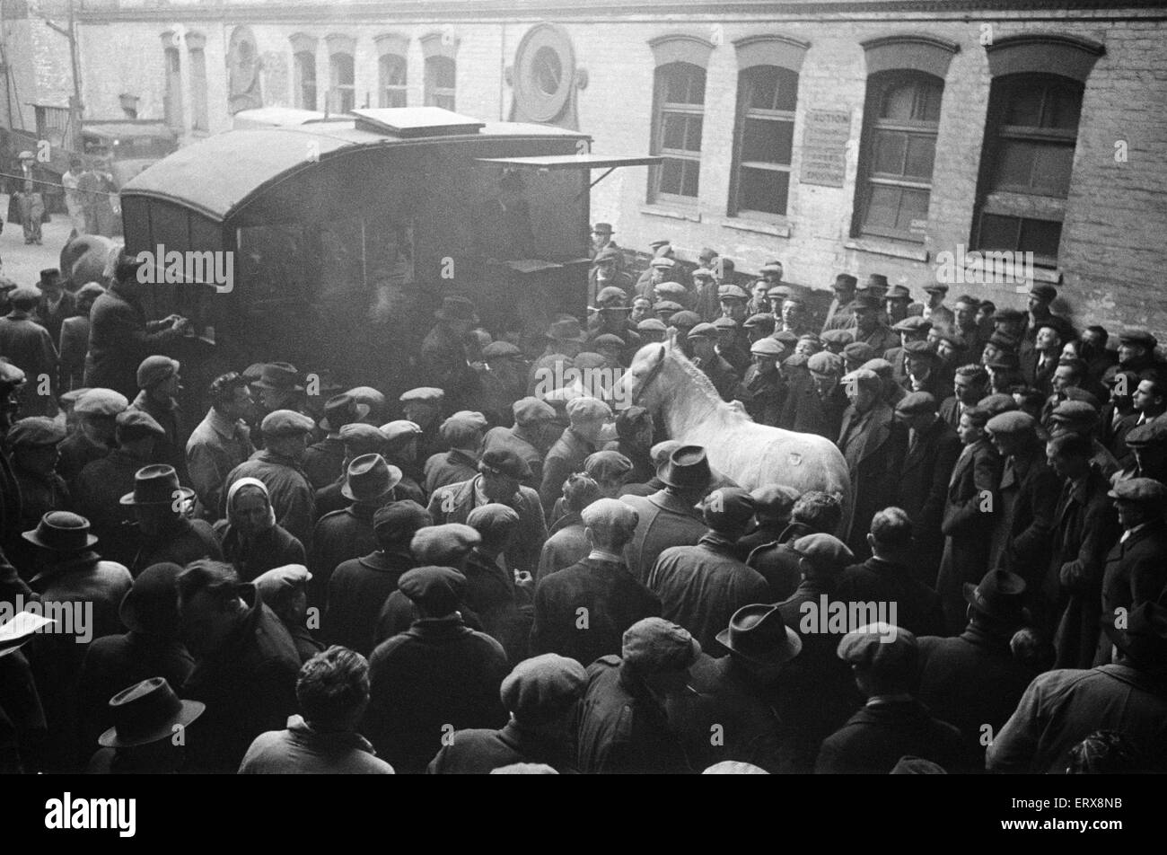 Panier et Van Horse Auction, New Kent Road, Londres, vers décembre 1947 Banque D'Images