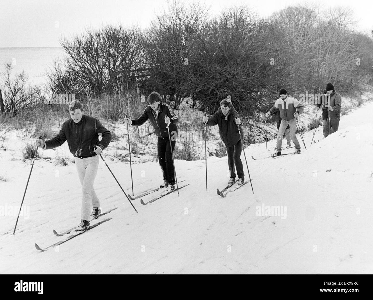 Les skieurs profitent de la neige, bénéficiant d'une promenade vive le long passage Eden Château Country Park, Stockton-on-Tees, 12 janvier 1987. Banque D'Images