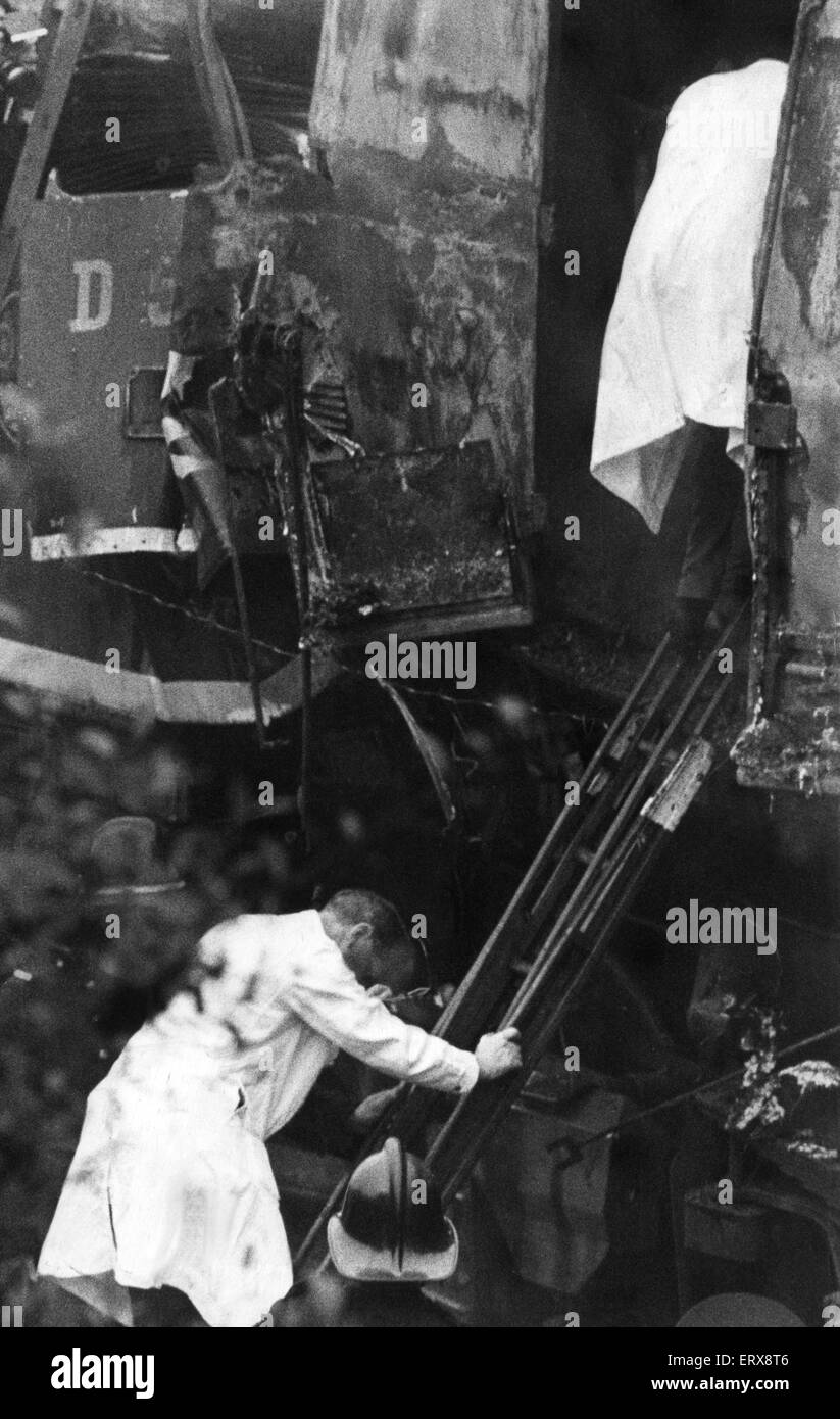 Castlecary 9e septembre 1968. Une lumière moteur a réussi un signal en danger après un malentendu avec le téléphone, signaleur et a heurté un train de voyageurs de 12 transport en attente au signal suivant. Le conducteur et le moteur diesel de secondman ont été tués. Notre photo montre : les médecins de monter dans la cabine de la locomotive diesel est écrasé. Banque D'Images