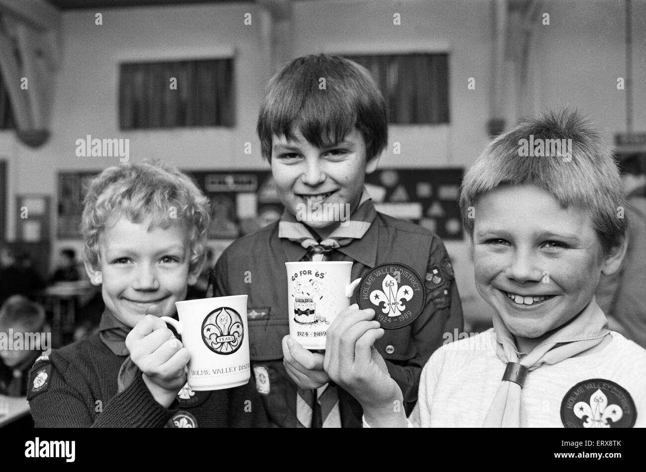 Holme Valley oursons avec tasses commémoratives célébrant 65 ans de Scoutisme à l'Holme Valley, le 28 janvier 1989. Banque D'Images