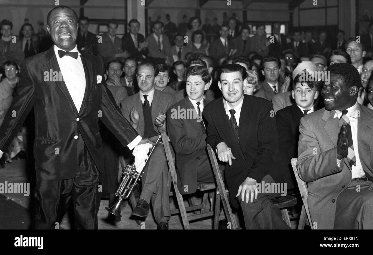 Louis Armstrong en concert à l'ambassade Sportsdrome à Aston, Birmingham. Également sur la photo est Jim Simpson, propriétaire de Big Bear Records. 17 mai 1956. Banque D'Images