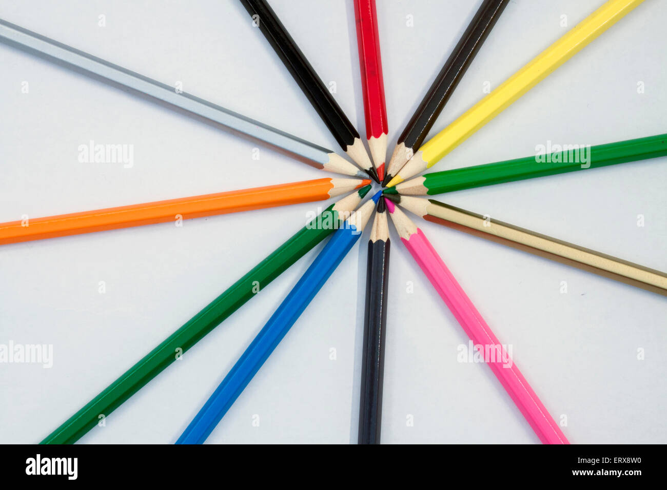 Une bande de couleur différente des crayons de bois dans un cercle Banque D'Images