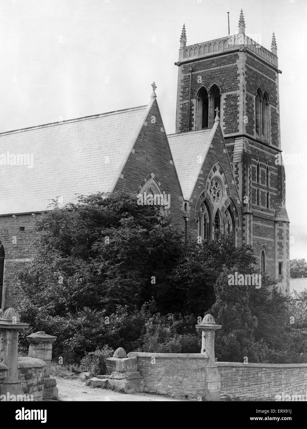 L'Église nouvellement reconstruite de St Jean l'Evangéliste, Maindee, Newport, Monmouthshire. Le Pays de Galles. Septembre 1952. L'église Saint Jean Maindee fut presque brûlé lors d'un incendie criminel le 11 novembre 1949 et a été pratiquement reconstruite et prêt pour la réouverture le 18 septembre 1952 par l'évêque de Monmouth. Banque D'Images