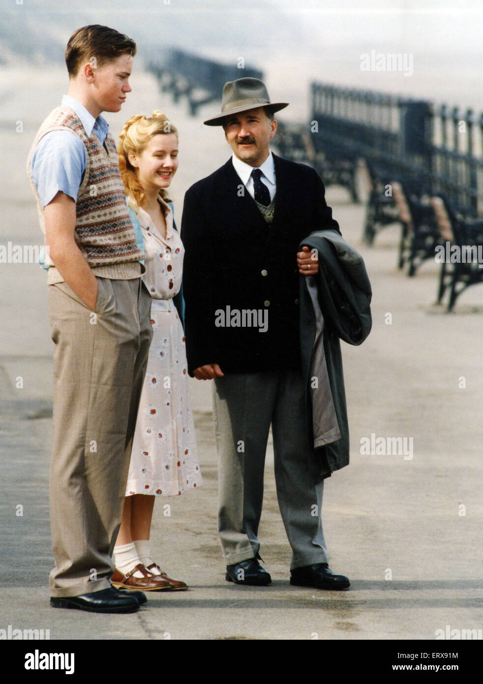 L'homme Local Peter Jones (porter) trilby est rédigé en tant qu'extra dans le nouveau costume BBC drama en tournage à Marseille front de mer. 22 septembre 1994. Banque D'Images