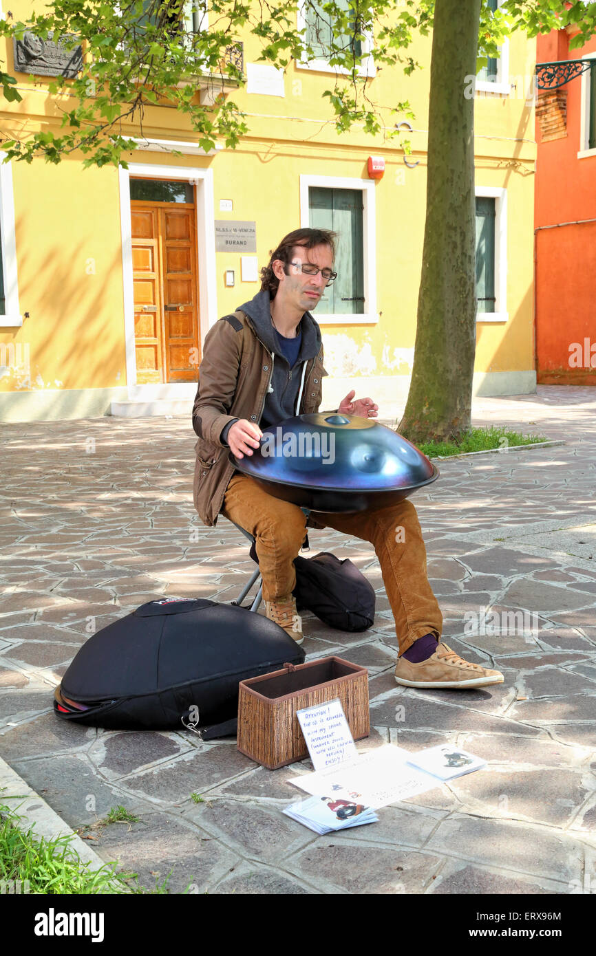 Musicien de rue jouant sur ses Hang Drum, Burano Island Banque D'Images