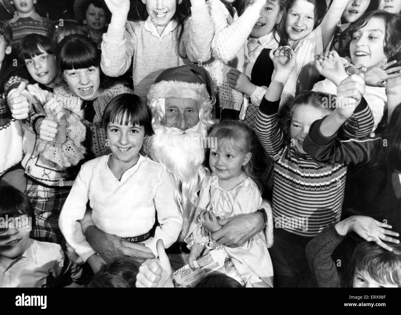 Père Noël au club des jeunes d'East Kilbride. Santa, Archie McGibbon, assis avec Louise, Gutherford 9 ans (à gauche) et Louise, Glewin 4 ans (à droite), le 12 décembre 1980. Banque D'Images