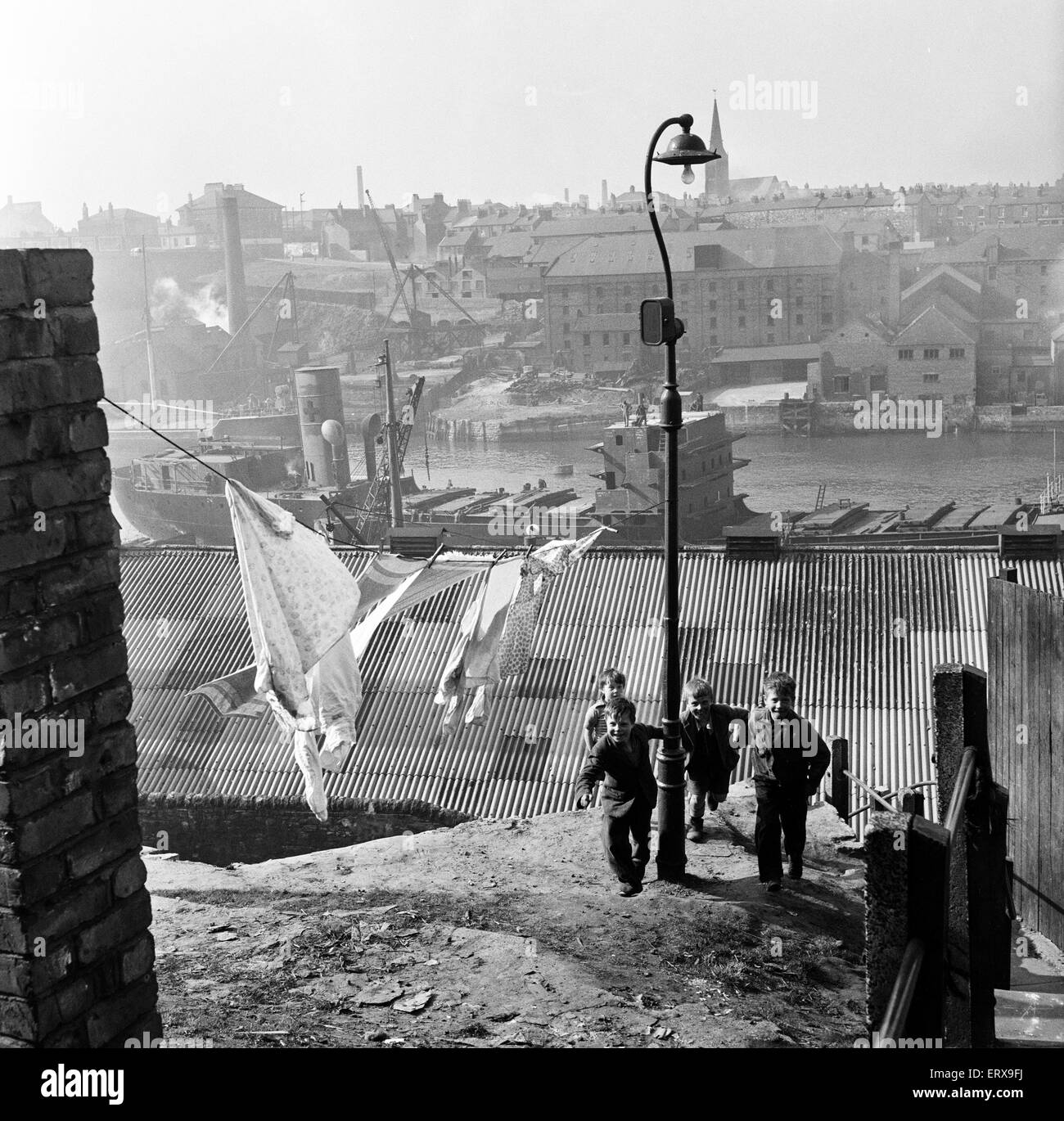 Enfants jouant dans une rue proche du chantier naval à Sunderland, Durham Comté (maintenant) 28 avril 1954. Banque D'Images