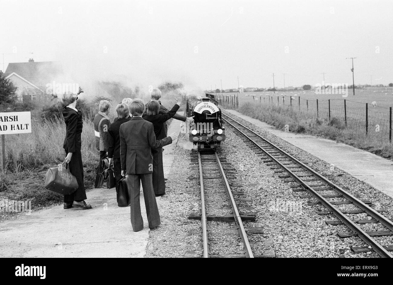 Les jeunes écoliers se rendent à l'école primaire sur les terres du Romney, Hythe et Dymchurch Light Railway dans le Kent. 7 septembre 1977. Banque D'Images