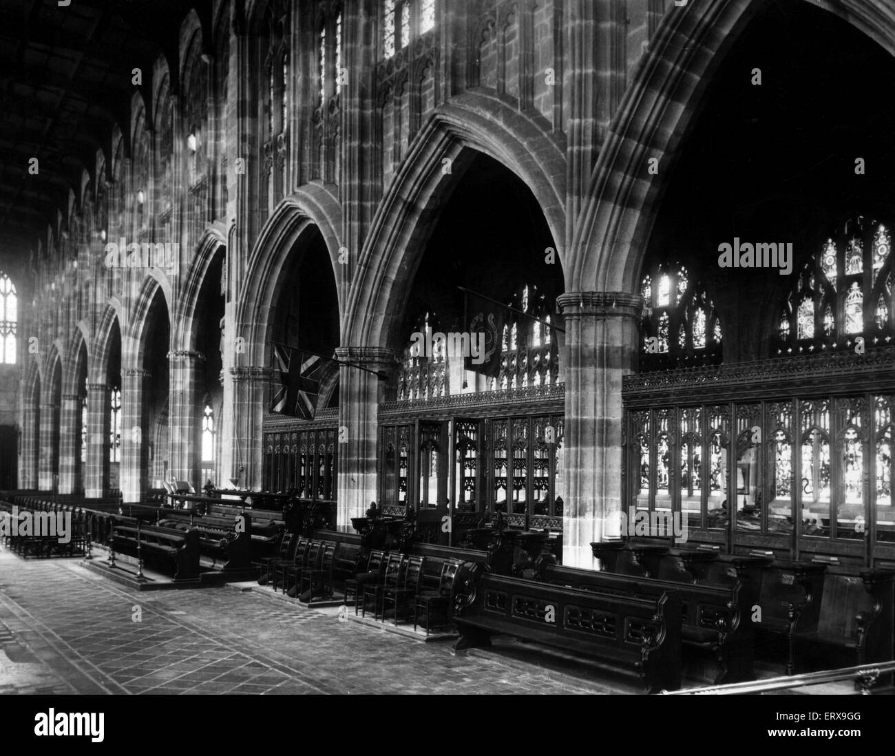 Une vue de l'intérieur de la cathédrale Saint Michael's vers 1936, avant la campagne éclair de Coventry, le 14 novembre 1940. Cette cathédrale est maintenant une ruine, la nouvelle cathédrale de Coventry, conçu par sir Basil Spence, est situé le long de la vieille cathédrale. St Michael's a été construit entre la fin du 14ème et début 15ème siècles. Vers 1936. Banque D'Images