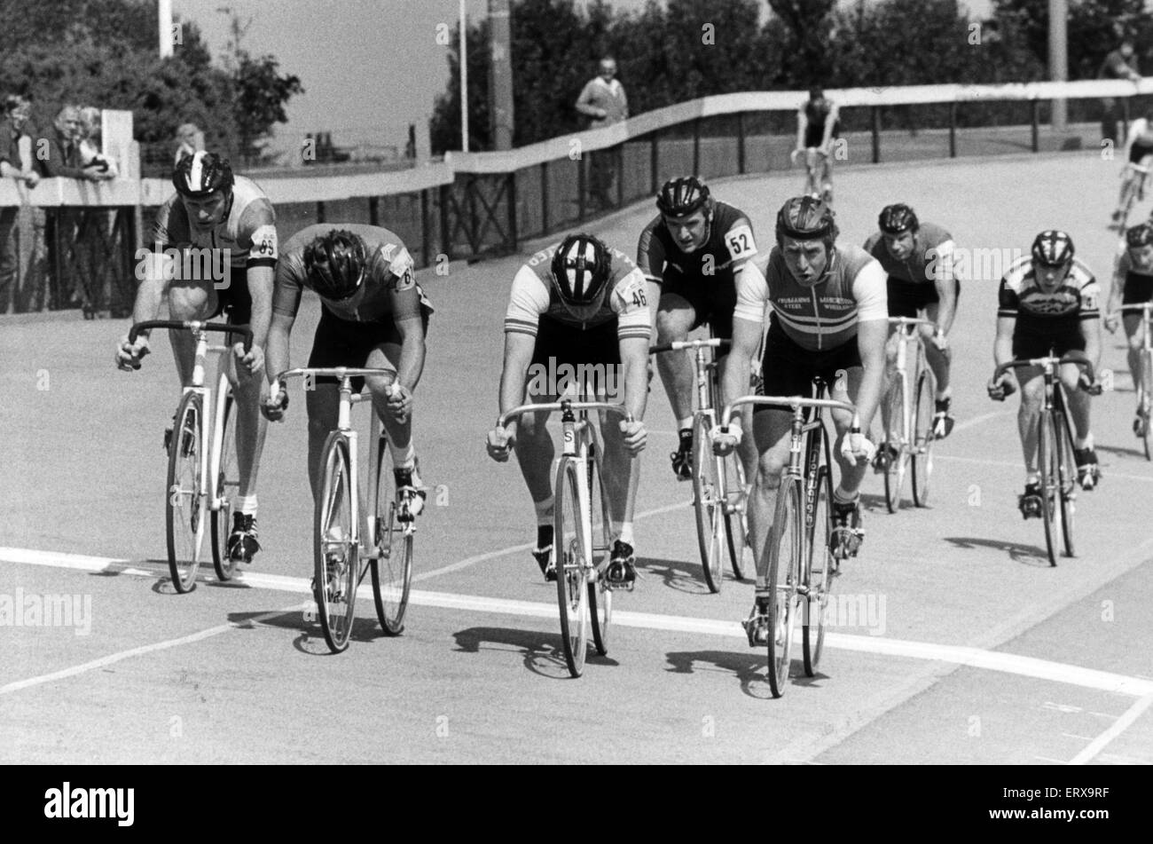 Cycle à Clairville Stadium, Middlesbrough. 14 août 1982. Des Fretwell, avant droit, de Manchester Wheelers, prend la première place aujourd'hui à un sprint sur son chemin pour gagner le Poco Holmes Point à l'autre événement. Banque D'Images