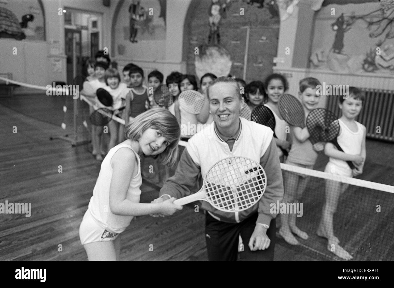 Les élèves de l'école infantile Birkby, apprendre le tennis court de Karen McLoughlin, 25 janvier 1989. Banque D'Images