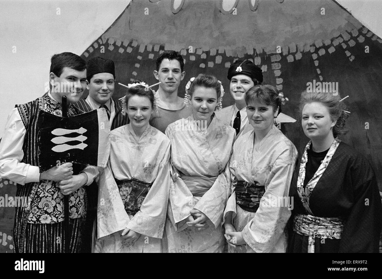 All Saints High School, Bradley présente la production finale de G&S Mikado. 11 décembre 1991. Banque D'Images