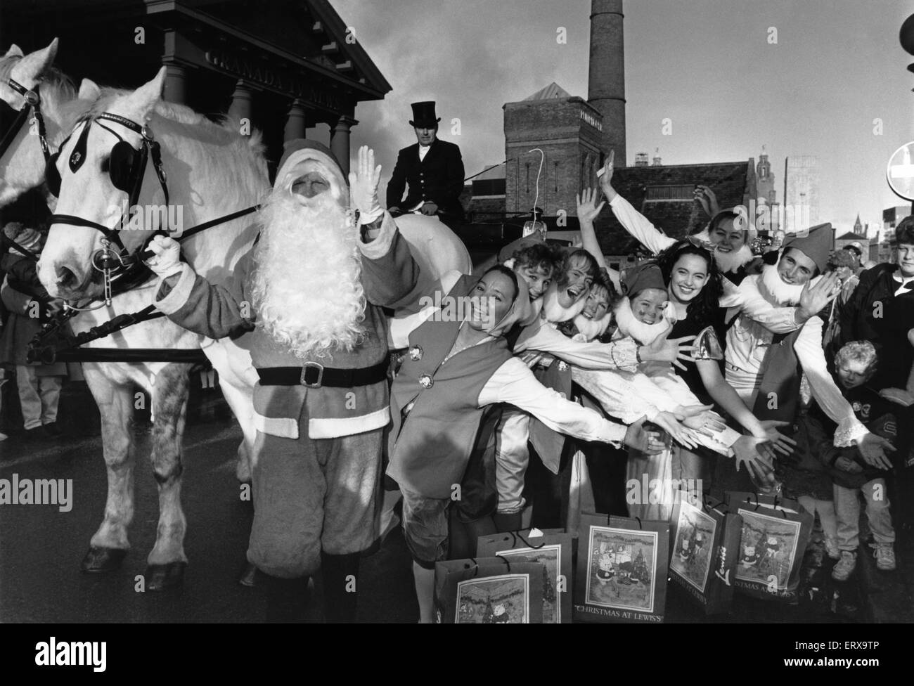 Le Père Noël accompagné de Blanche Neige et les sept nains, une pantomime horse, Aladdin, et autres personnages colorés de la pantomime, vu ici prêt à quitter l'Albert Dock. Le Père Noël a fait son chemin à travers la ville pour s'installer dans sa grotte de Lewi Banque D'Images
