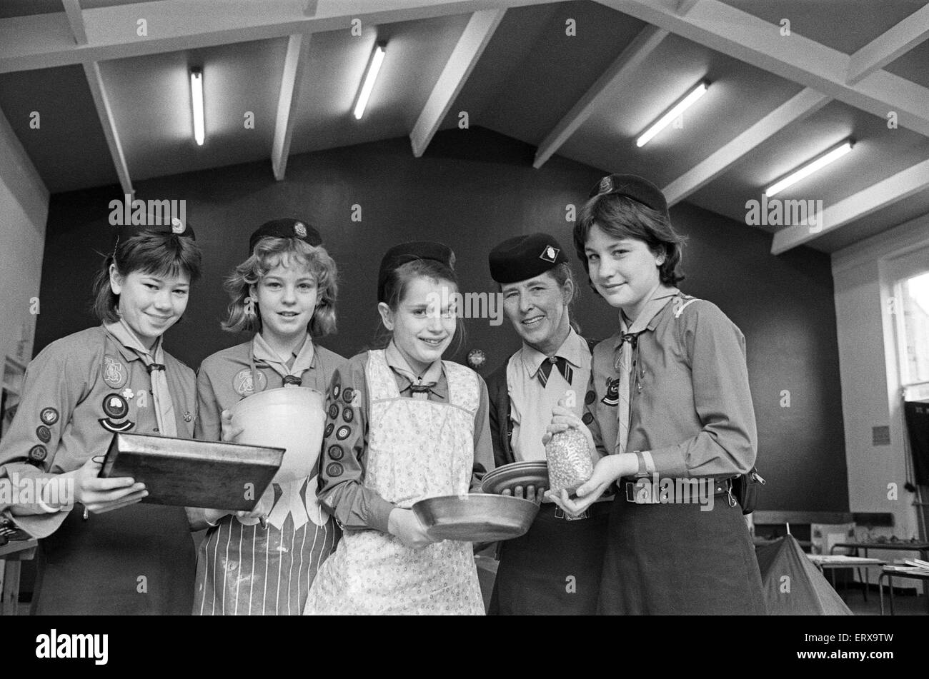 Le Scoutisme Longwood jubilé cook off à St Mark's Parish Church, guides de la préparation du maïs soufflé et des crêpes. 10 décembre 1985. Banque D'Images