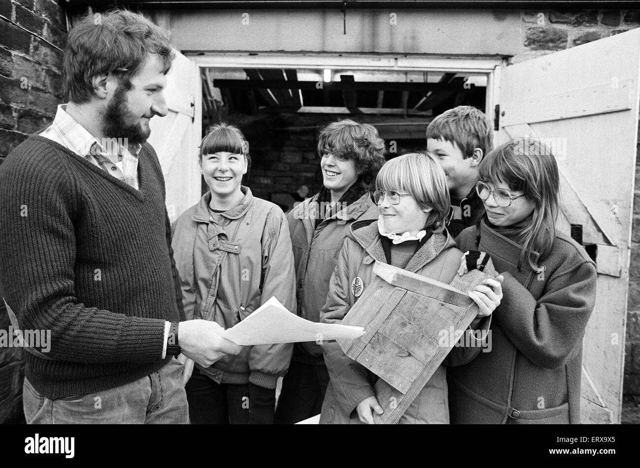 Les visiteurs de l'extrémité du tunnel dans Marsden prendre part dans un nichoir en journée avec Andy Rawling, sous-préfet de saison Colne Valley. 12 janvier 1986. Banque D'Images
