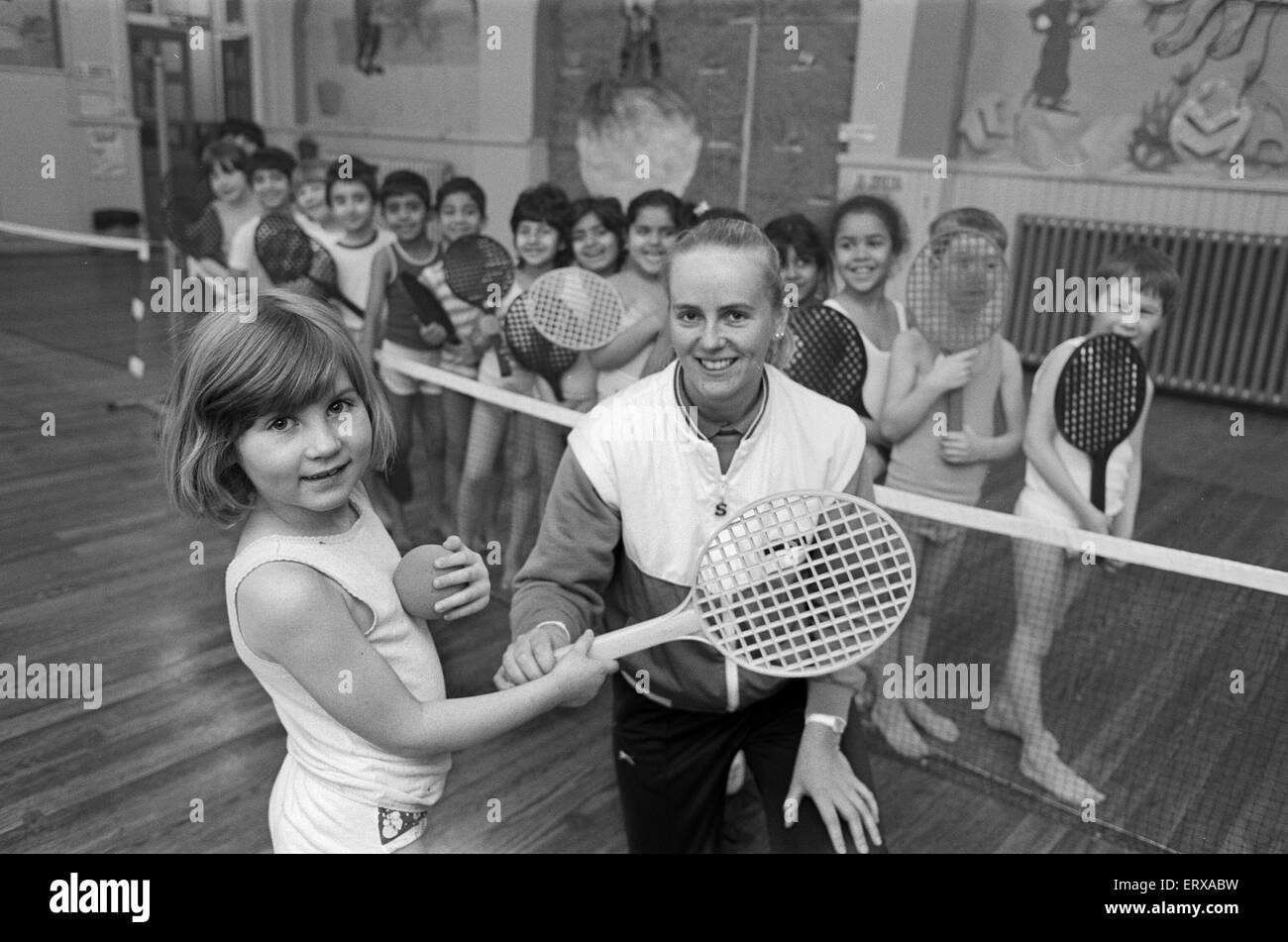 Les élèves de l'école infantile Birkby, apprendre le tennis court de Karen McLoughlin, 25 janvier 1989. Banque D'Images