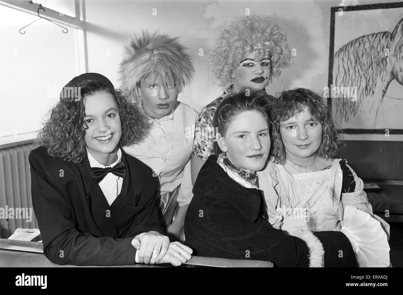 L'École secondaire Thornhill, Dewsbury a participé à la comédie de Cendrillon. 12 décembre 1991. Banque D'Images
