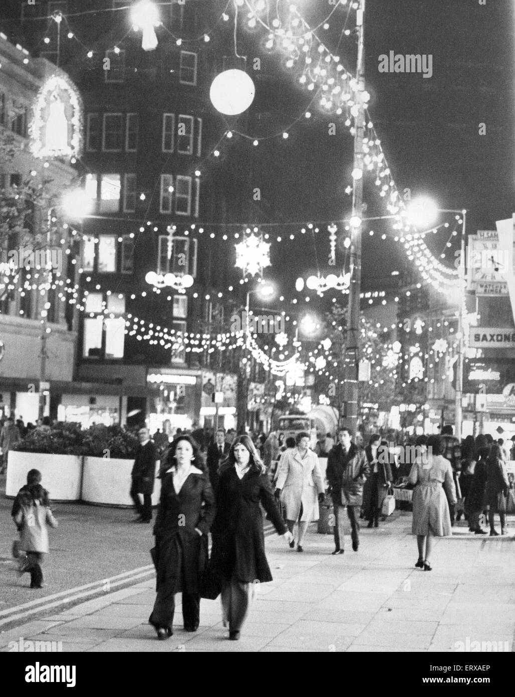 Les acheteurs de Noël, Church Street, Liverpool, le 12 décembre 1976. Banque D'Images