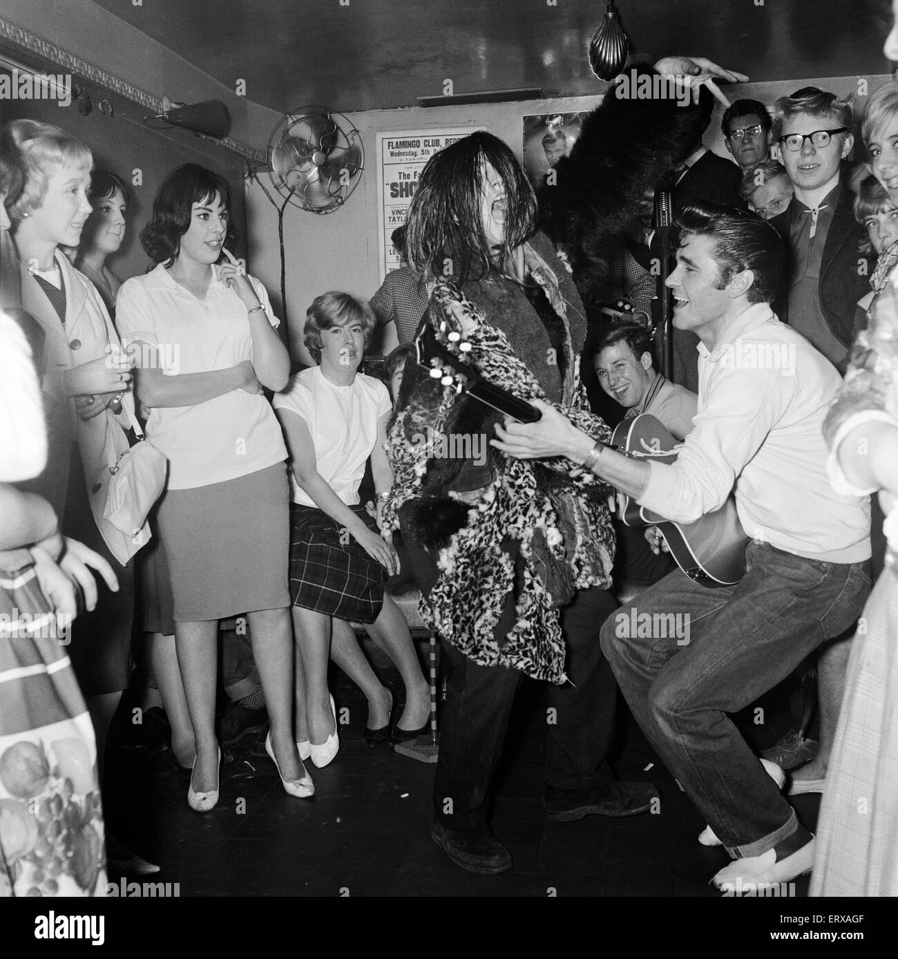 Screaming LORD SUTCH, effectue avec Vince Taylor, Rock & Roll Singer, à la 2 J's Coffee Bar, Soho, Londres, le 24 septembre 1960. Banque D'Images