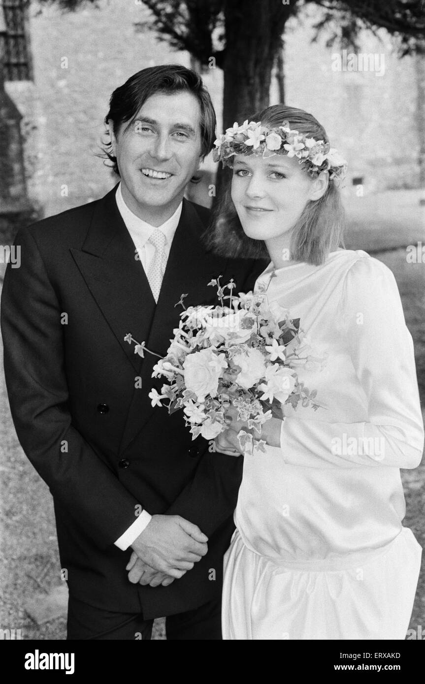 Pop star Bryan Ferry pose avec son épouse Lucy Helmore après leur cérémonie de mariage à St Jean Luc1's Église Catholique à Duncton, West Sussex. 26 juin 1982. Banque D'Images