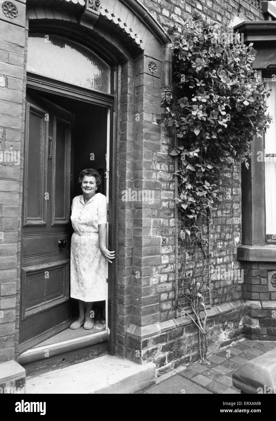 Mme Doris Atkins de Skerries, Anfield Road qui, avec d'autres résidents locaux vivant dans l'ombre de Liverpool F.C. Anfield stadium demandent que la zone à être mis de l'ordre. 10 août 1987 Banque D'Images