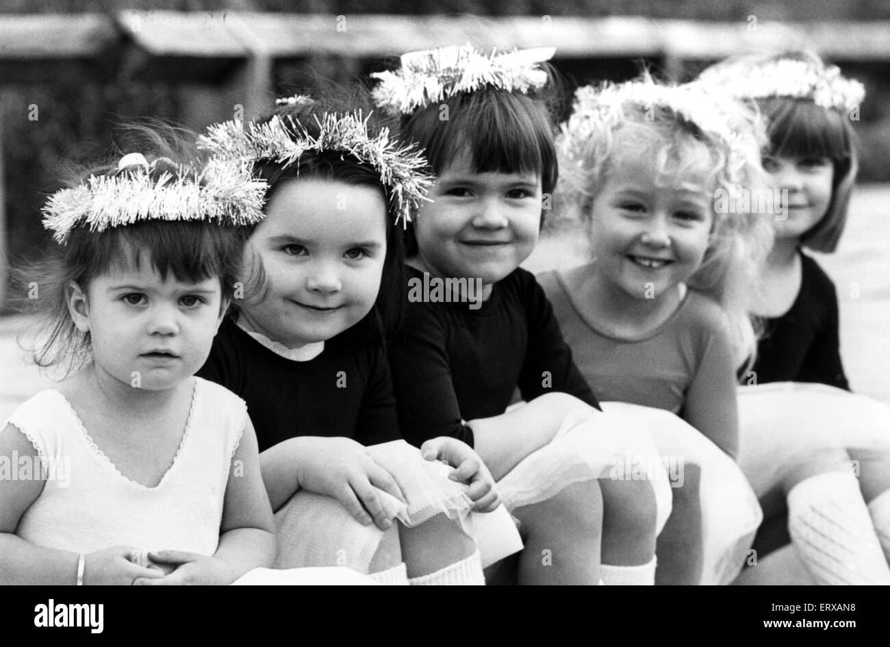 Hannah a besoin, âgés de 2, Claire Todd, âgés de 4, Rebecca Johnson, 4 ans, Stacey Coote, âgés de 5 et Kay Griffiths, âgés de 5 étoiles comme fées dans le village de production Lingdale pantomime Cinderella, tenue à la salle des fêtes. Au 18 décembre 1987. Banque D'Images