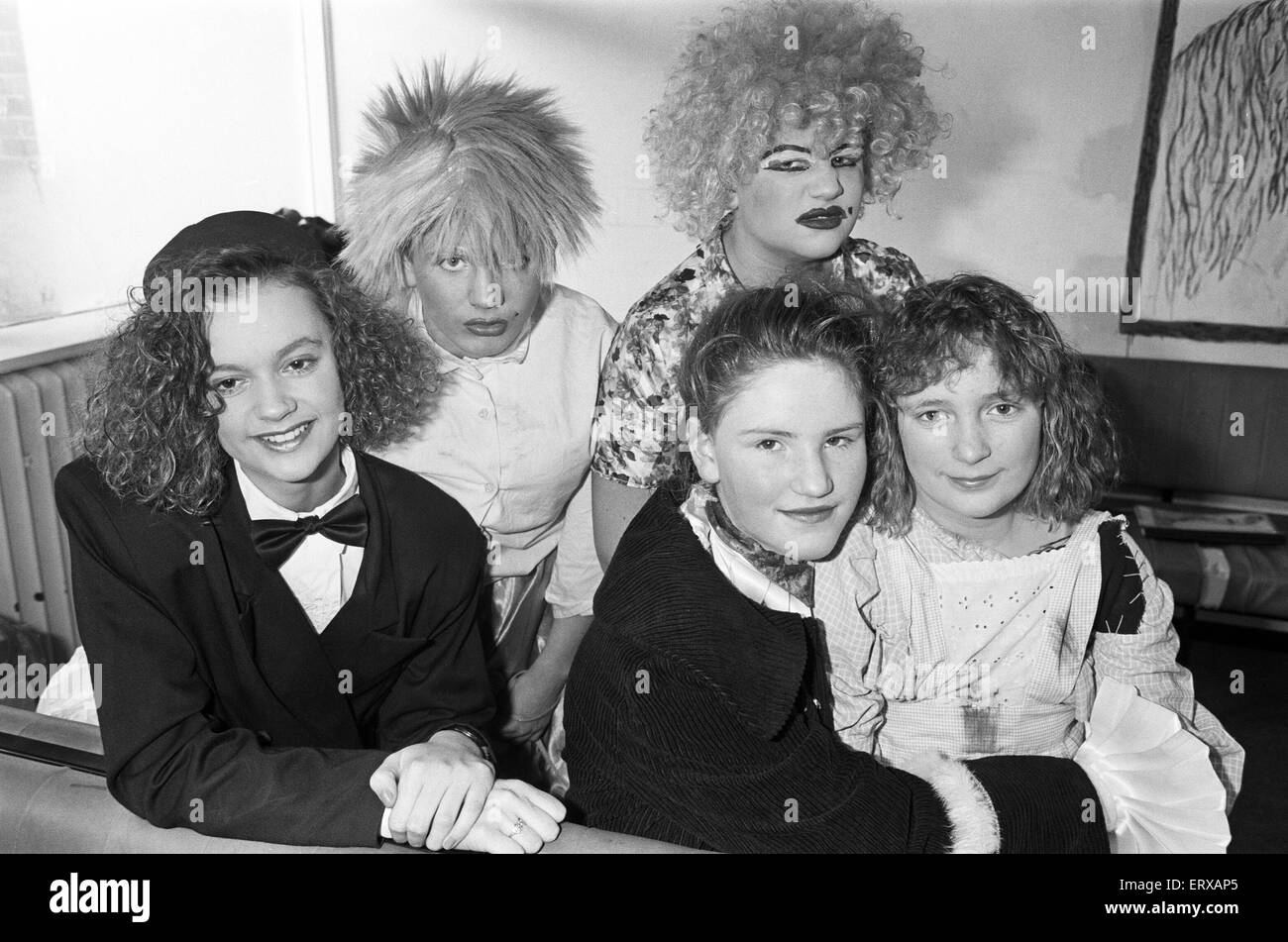 L'École secondaire Thornhill, Dewsbury a participé à la comédie de Cendrillon. 12 décembre 1991. Banque D'Images