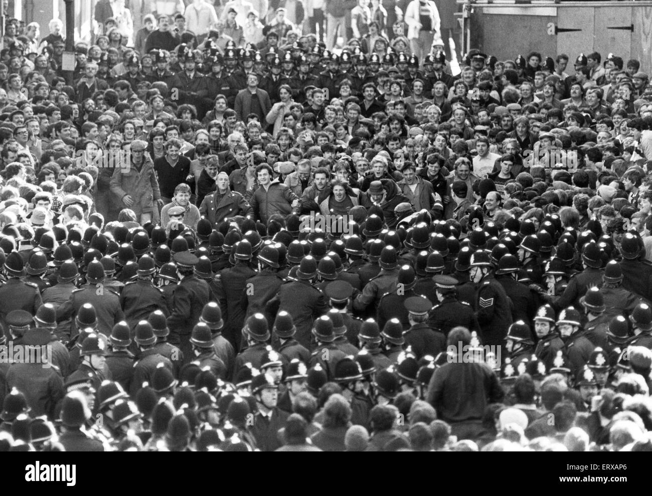 1984 - Grève des mineurs de 1985 en photo. La police et les grévistes face à face Sheffield jeudi 12 avril 1984. Le 6 mars 1984, le National Coal Board a annoncé que l'accord conclu après la grève de 1974 était devenu obsolète et qu'à rationaliser les gouve Banque D'Images