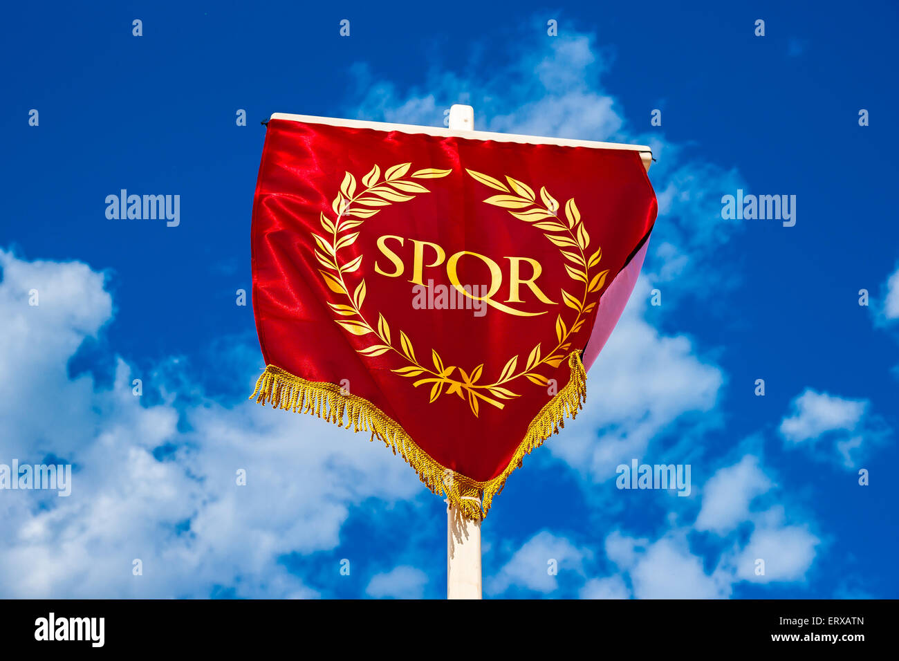 L'éternité. Vexillum SPQR romain - standard avec l'abréviation Senatus Populusque Romanus (le Sénat et de personnes de Rome) Banque D'Images