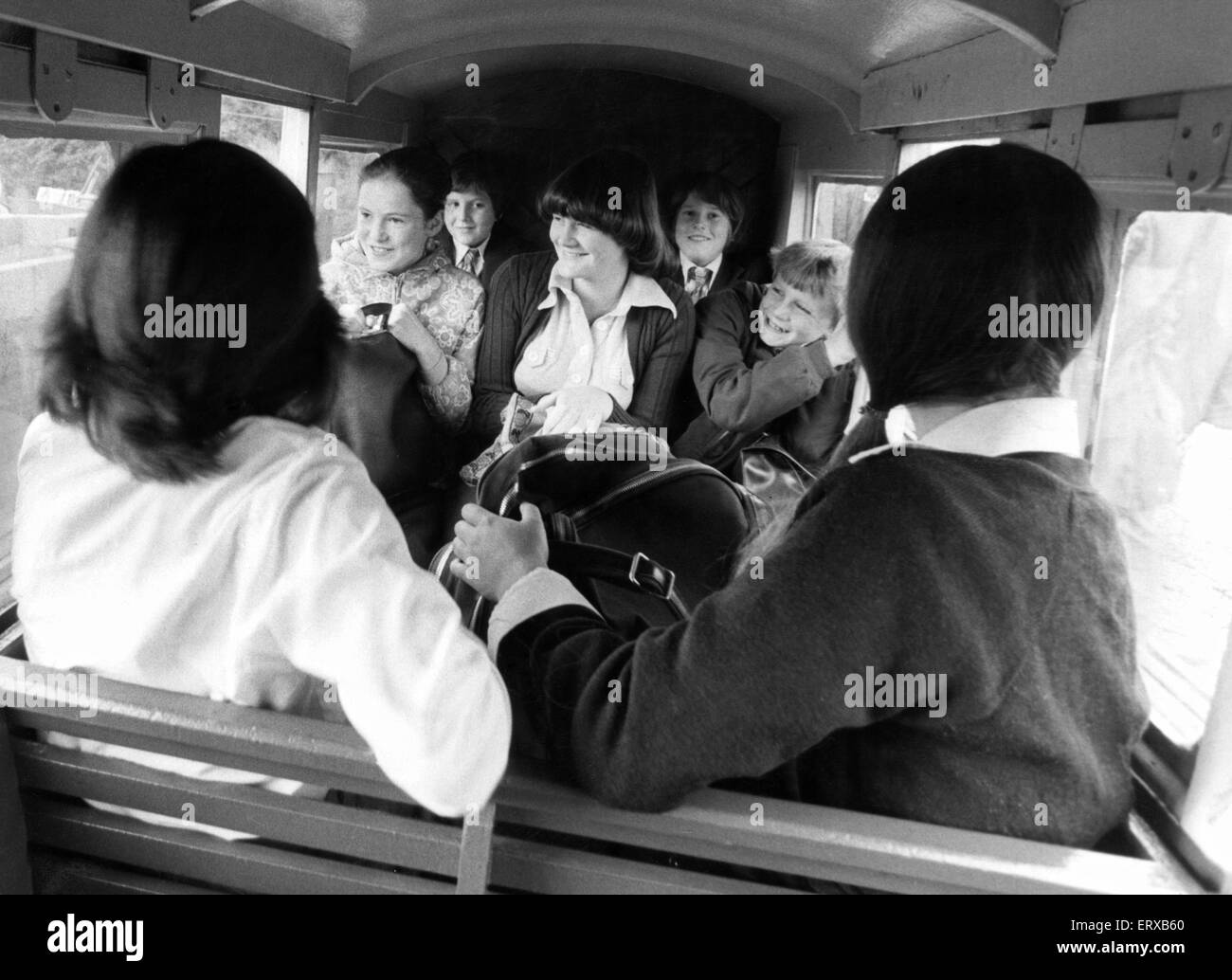 Les jeunes écoliers se rendent à l'école primaire sur les terres du Romney, Hythe et Dymchurch Light Railway dans le Kent. 7 septembre 1977. Banque D'Images