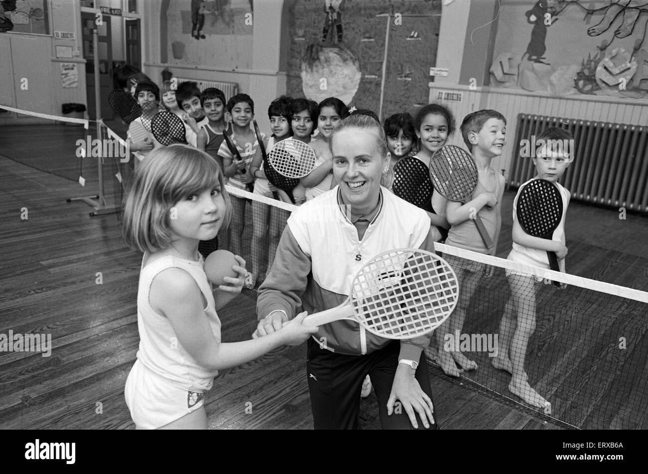 Les élèves de l'école infantile Birkby, apprendre le tennis court de Karen McLoughlin, 25 janvier 1989. Banque D'Images