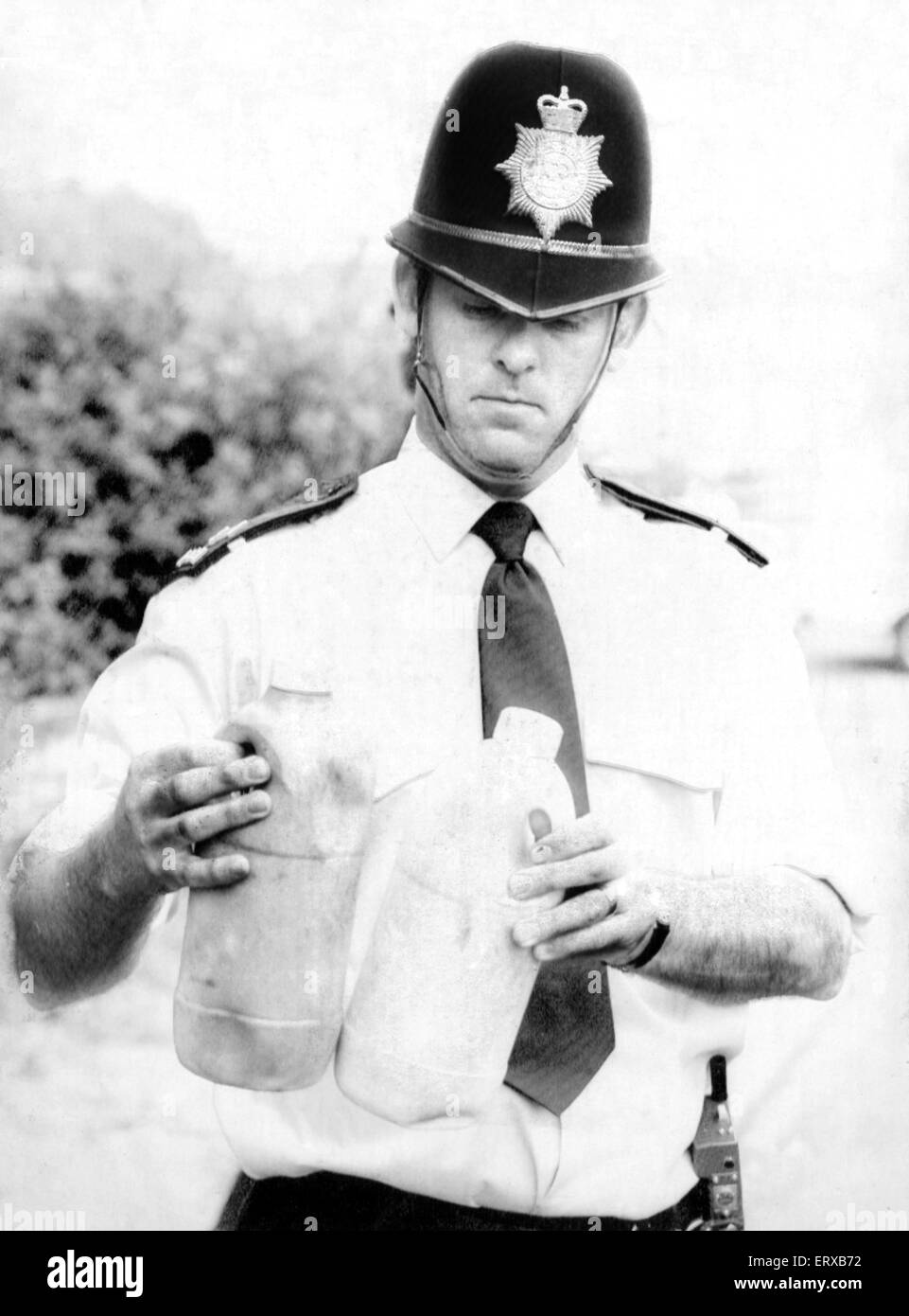 1984 - Grève des mineurs de 1985 en photo. Le Sgt. Tom Walton holding des bouteilles en plastique remplies d'Orgreave paille cokerie près de Sheffield Yorkshire jeudi 31 mai 1984. Le 6 mars 1984, le National Coal Board a annoncé que l'accord conclu après la Banque D'Images
