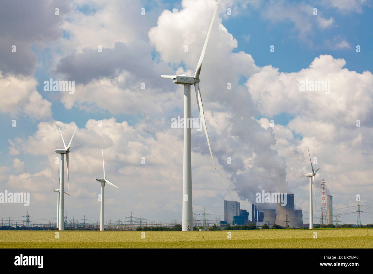 L'Europe, l'Allemagne, en Rhénanie du Nord-Westphalie, les éoliennes près de Bergheim, à l'arrière-plan le Niedera brown coal power station Banque D'Images