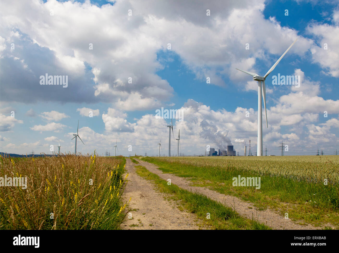L'Europe, l'Allemagne, en Rhénanie du Nord-Westphalie, les éoliennes près de Bergheim, à l'arrière-plan le Niedera brown coal power station Banque D'Images