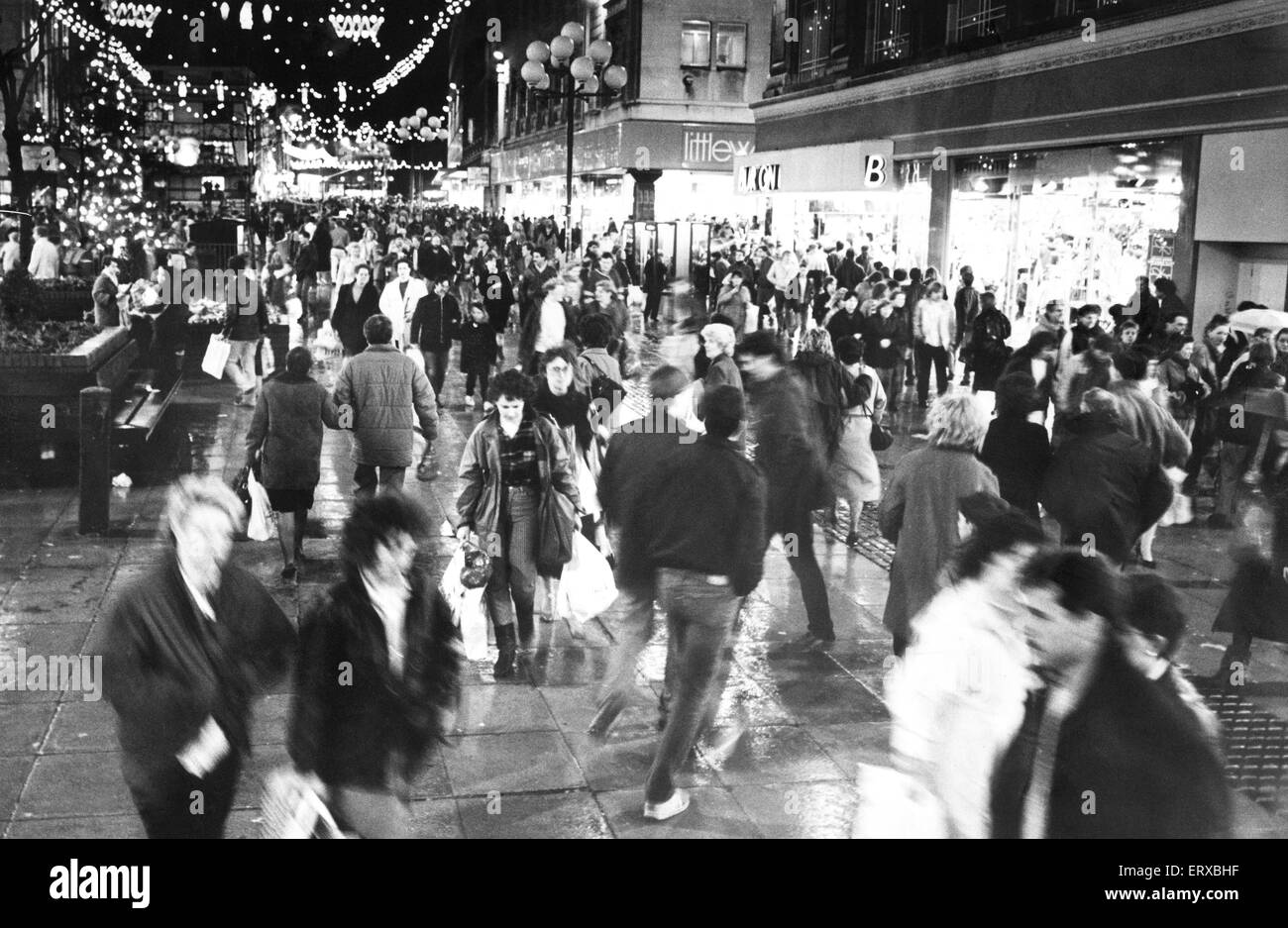 Les acheteurs de Noël, Church Street, Liverpool, le 18 décembre 1986. Banque D'Images