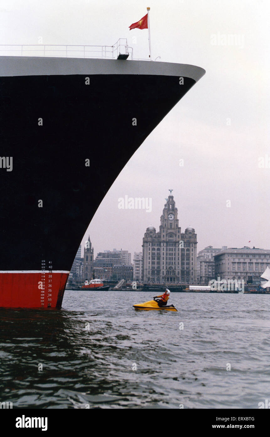 Le QE2 (Queen Elizabeth 2) des visites de Liverpool. 31 août 1994. Banque D'Images