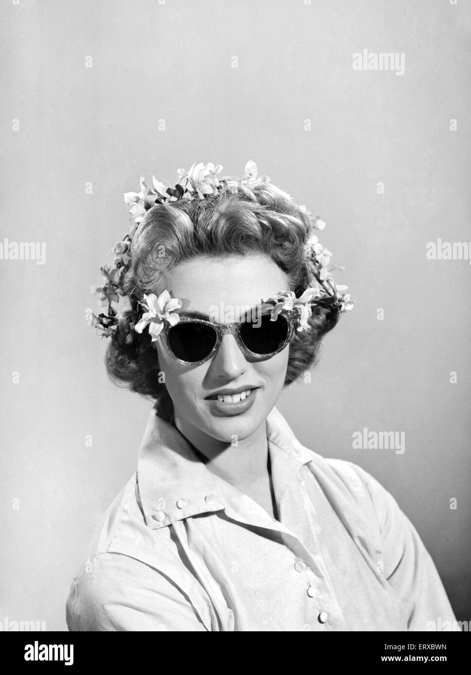 Le port de lunettes modèle décoré de fleurs. 1955 Banque D'Images