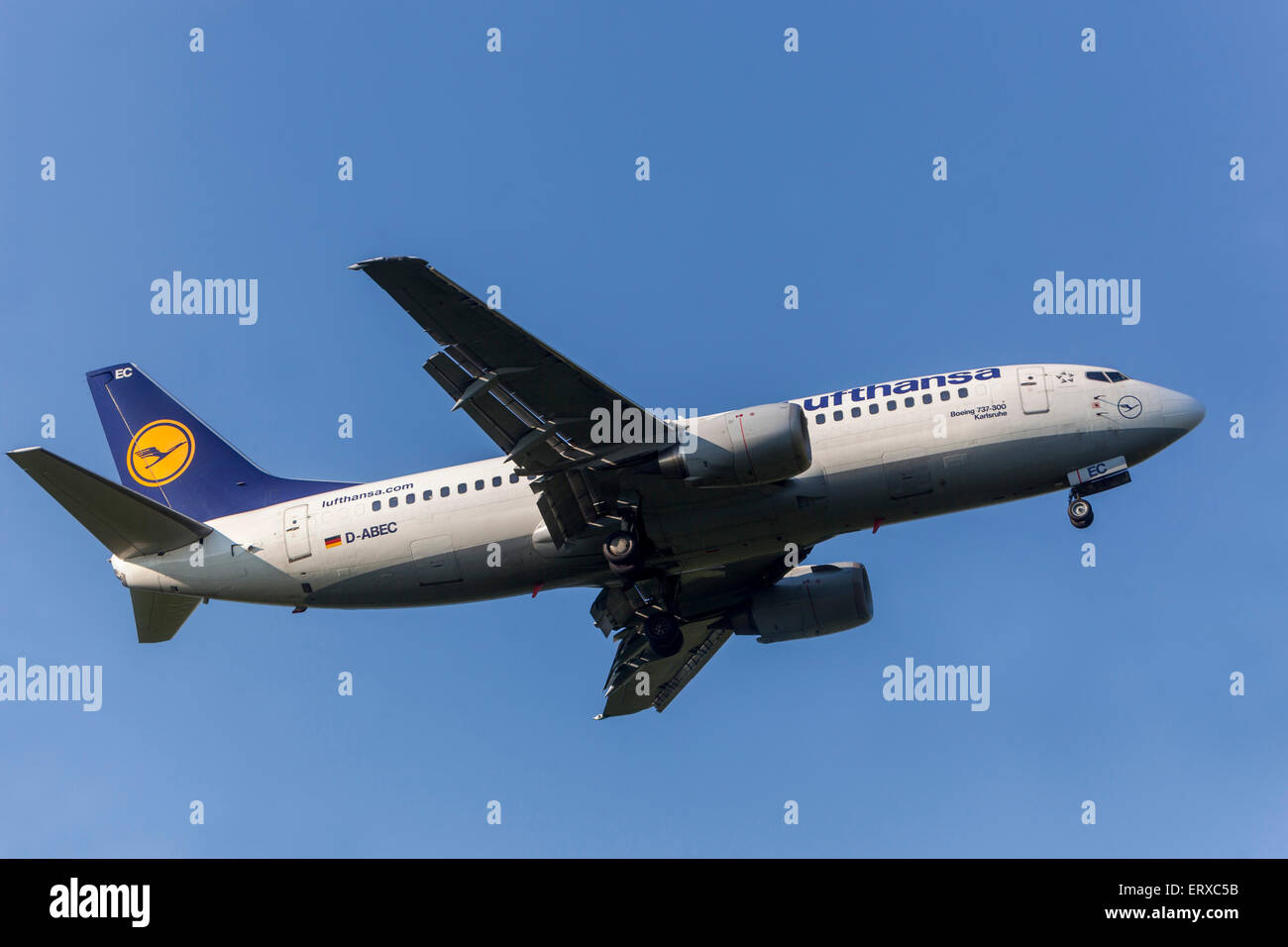 Boeing 737 exploité par Lufthansa en approche pour l'atterrissage Prague, République Tchèque Banque D'Images