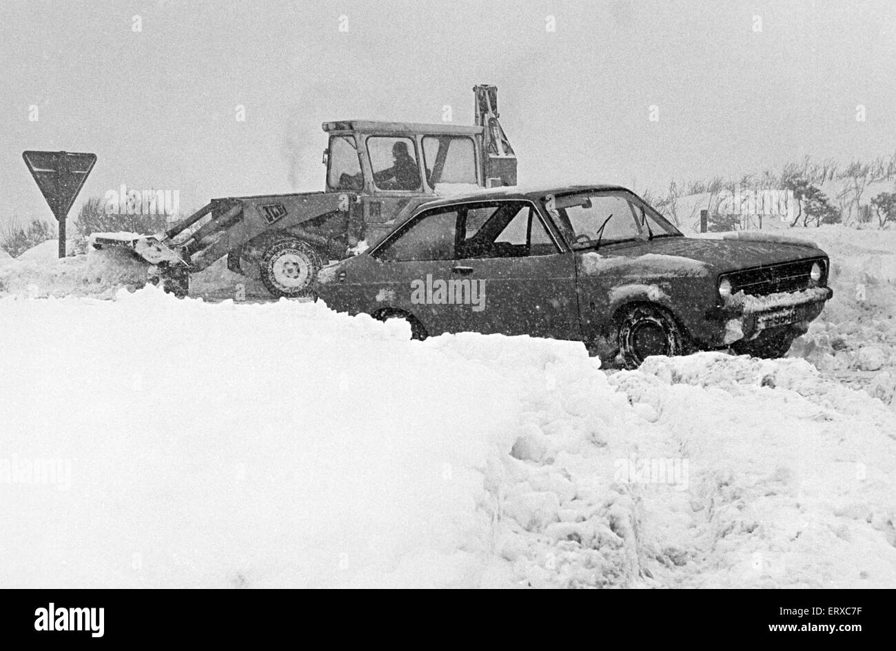 Véhicule abandonné, sur le Guisborough à Whitby A171 Moor Road, Teesside, 13 février 1978. Banque D'Images