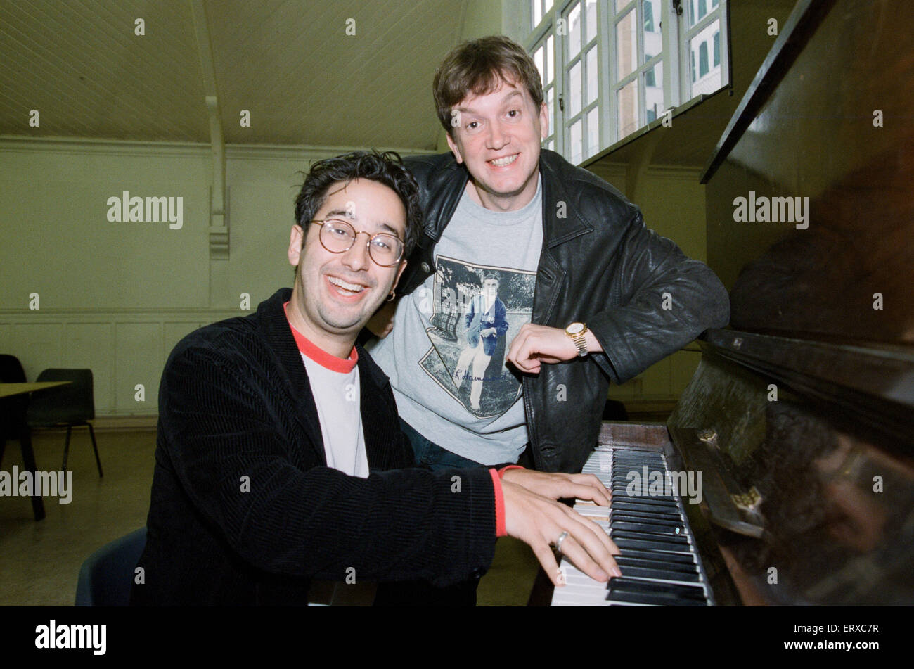 Comédiens Frank Skinner et David Vincent Niclot qui a organisé le programme de télévision britannique Fantasy Football League sur BBC2. Le 30 novembre 1994. Banque D'Images