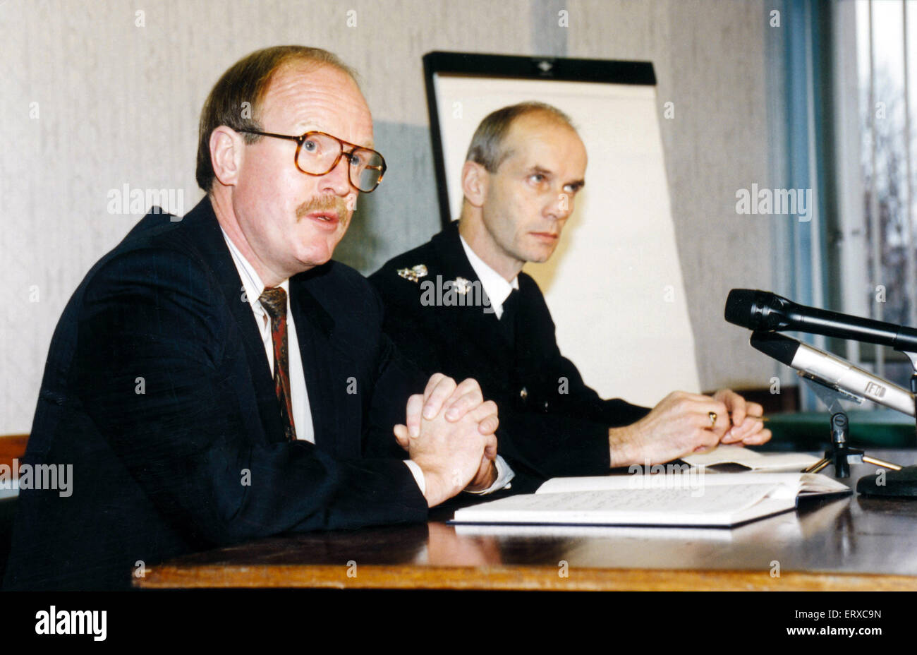 John Hill, le Gallois de football, a été tué par une fusée de détresse en mer, projetés vers la fin de match, le Pays de Galles 1-2 Roumanie, de qualification de la Coupe du Monde 1994 à Cardiff Arms Park, mercredi 17 novembre 1993. Sur la photo. La police, news conférence de presse, avec le détective Banque D'Images