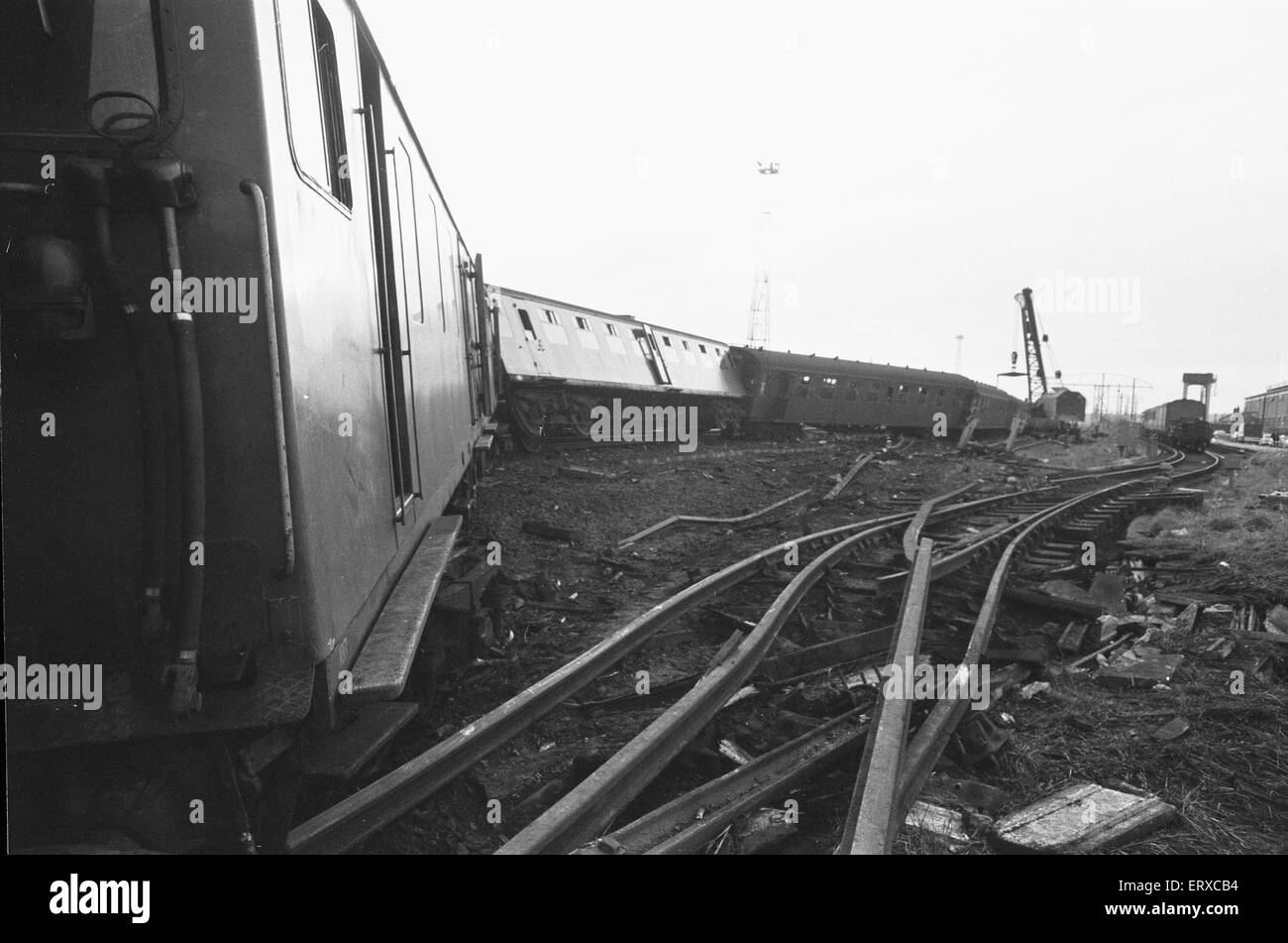 Hither Green train crash. Le dimanche 5 novembre 1967 le 19:43 Hastings à Charing Cross service composé de 12 voitures à voyageurs ont déraillé à 21:16 peu avant la St Mildred's Road railway bridge près de centre d'entretien vert ici. La première paire de roues du troisième entraîneur furent anéantis par un rail rompu provoquant onze entraîneurs à dérailler et quatre de ceux à se tourner sur le côté. C'était une longue de dimanche soir et il y avait des passagers debout dans le train. Quarante-neuf passagers ont été tués et 78 blessés 27 détenues à l'hôpital. La plupart des victimes avaient été voyager Banque D'Images