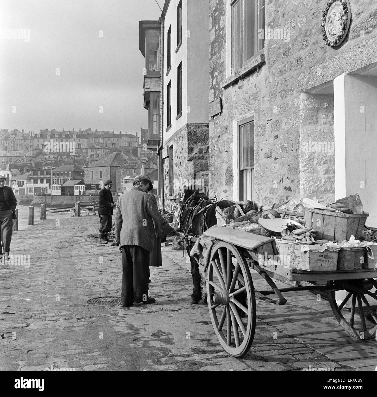 Vue générale de St Ives, Cornwall. Un cheval et panier tirant sur les fruits et légumes. 15 février 1954. Banque D'Images