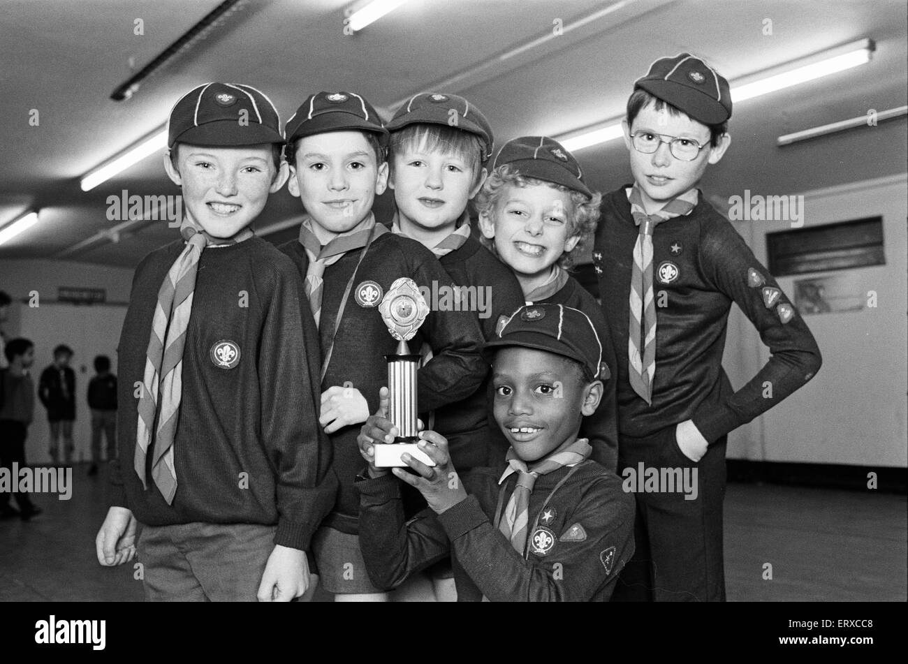 Huddersfield 18 oursons avec le trophée qu'ils ont gagné après avoir remporté le Huddersfield North District Cub Six un football à la concurrence, 25 janvier 1989. Banque D'Images