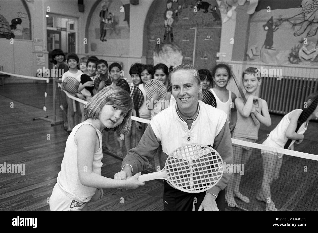 Les élèves de l'école infantile Birkby, apprendre le tennis court de Karen McLoughlin, 25 janvier 1989. Banque D'Images